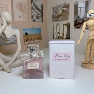 💹60✍️专柜版本
迪奥高定礼服裙刺绣24版甜心小姐女士香水100ml(甜心刺绣版)

前调：意大利柑橘精华
中调：双瓣茉莉纯香
基调：印尼广藿香精华