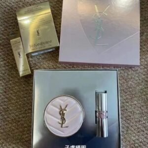 💹110✍️专柜版本
圣罗兰巴黎限定明星彩妆两件套!圆管口红款,内含:粉色皮革气垫B10,银圆管口红04