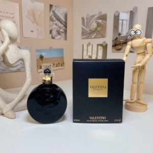 💹60✍️专柜版本
华伦天奴黑色雕花乌木精华80ml
Valentino Valentina Oud Assoluto,2013
品牌：华伦天奴
调香师：Olivier Cresp
属性：女香
香调：皮革调
前调：小豆蔻橙花
中调：沉香（乌木）皮革玫瑰
后调：藏红花香草木质香