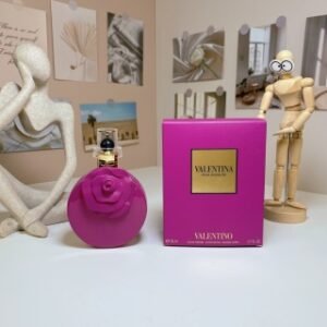 💹60✍️专柜版本
华伦天奴玫红雕花玫瑰精纯80ml
Valentino Valentina Rosa Assoluto,2014
品牌：华伦天奴
调香师：Olivier Cresp
Hamid Merati-Ka...
属性：女香
香调：花香东方调
前调：树莓藏红花塔伊夫玫瑰
中调：玫瑰橙花
后调：木质香果仁糖广藿香