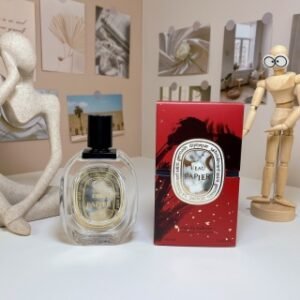 💹45✍️专柜版本
Diptyque/蒂普提克限量红纸上100ml
香调:柑橘馥奇香调
前调:青柠橘子柠檬日本柚子
中调:百里香
后调:木质香
适合人群:独立热情，内心永远年轻，喜爱时尚