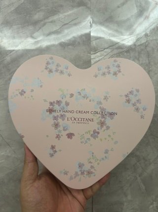 💹65✍️专柜版本
欧舒丹浪漫花香爱心套装.内含:樱花身体乳250ml,玫瑰护手霜30ml,芍药护手霜30ml,橙花护手霜30ml,马鞭草护手霜30ml,配手提袋,可配中文标,需要下单备注!
