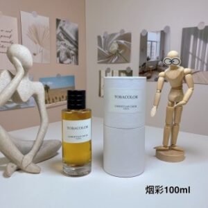 💹60✍️专柜版本
迪奥典藏系列-烟彩125ml
Dior Tobacolor,2021
品牌：迪奥
调香师：Francois Demachy
属性：中性香
香调：东方调
气味：烟草蜂蜜烟雾李子东方香料
林烟草花琥珀桃子柑橘