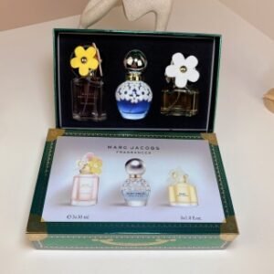 💹55✍️普通
马克莫杰雏菊系列香水中样30ml三件套！30ml×3带喷头。味道：黄雏菊，雏菊花语，蓝色雏菊梦境。