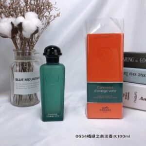 💹50✍️专柜版本
爱马仕古龙香水100ml 
0654橘绿之泉淡香水：香味是爽朗清新带点帅气的感觉，整体香味是干干净净的。