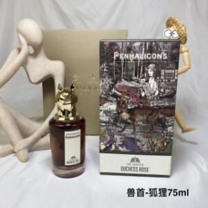💹75✍️专柜版本
罗斯公爵夫人(狐狸)
Penhaligons潘海利根神兽首-狐狸香水75ml
气味:橘子玫瑰麝香木质香
标签:玫瑰花香麝香
柑橘木香
香调:东方花香调
“令人垂涎的”水灵的玫瑰,有隐隐松木香和骚气。这个水灵劲儿一点不会让人觉得轻浮做作,或者无脑。这是七窍玲珑的甜,像一个巧笑倩兮的年轻女子,但是不讨好,不谄媚,她犯不着去讨好谁。