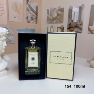 💹40✍️专柜版本
祖马龙154号古龙100ml
Jo Malone 154 Cologne,2001
品牌：祖玛珑
调香师：Jo Malone
属性：中性香
香调：芳香木质调
前调：香柠檬葡萄柚橘子
中调：肉豆蔻薰衣草罗勒
后调：香根草广藿香麝香香草