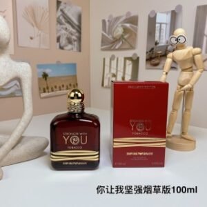 💹50✍️专柜版本
阿玛尼你让我坚强烟草版100ml
Giorgio Armani Emporio Armani Stronger With You Tobacco,2024
品牌：阿玛尼
属性：男香
香调：辛辣木质调
前调：粉红胡椒鼠尾草黑胡椒榄香脂小豆蔻
中调：烟草板栗肉桂叶甜椒
后调：愈创木香草安息香脂琥珀