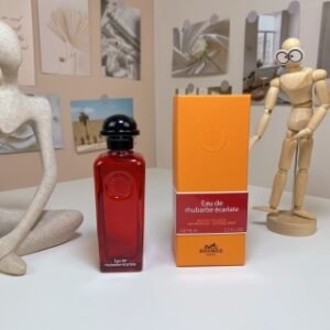 💹50✍️专柜版本
爱马仕绯红火参（血色大黄)100ml
Hermes Eau de Rhubarbe Ecarlate,2016
品牌：爱马仕
调香师：Christine Nagel
属性：中性香
香调：果香调
前调：大黄
中调：红浆果
后调：麝香