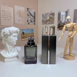 💹60✍️专柜版本
古驰同名经典男士淡香水90ml
🔜 一比一质量❗️Gucci古驰同名经典男士淡香水清新持久木质香绅士男90ml‣Gucci同名经典男士淡香水树木香调，一直比较钟情于男香，这么经典的男香怎么能不入呢?香调：木质柑苔香调有点淡淡的烟草味道很舒服的赶脚前调：佛手柑柑苔调西瓜酮黑胡椒中调：柏木紫罗兰茉莉肉豆蔻后调：阿米香树雪松木广藿香琥珀瓶子设计低调高大上，买回来也没喷过几次，个人觉得秋冬用更合适些，留香时间到晚上的时候，还有淡淡的香味，尾调是越来越好闻啊
