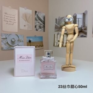 💹45✍️专柜版本
Dior迪奥高定礼服裙丝带23版甜心小姐女士香水50ml
前调：意大利柑橘精华
中调：双瓣茉莉纯香
基调：印尼广藿香精华
