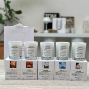 💹60✍️专柜版本
香薰蜡烛 梅森马吉拉Maison Margiela，马丁马吉拉 每一个香味都很高级
，《慵懒周末》，《温暖壁炉》，《爵士酒廊》，《春日公园》，《泡泡浴》，《图书馆的秘密》，《沙滩慢步》，《梧叶秋声》，《抹茶冥想》，《雨后初晴》，《微醺后》，《航行物语》。共十二款香型。