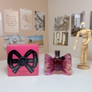 💹55✍️专柜版本
维克多与罗夫蝴蝶结糖果90ml
Viktor&Rolf Bonbon,2014
品牌：维克多与
调香师：Serge MajoullierCecile Matton
属性：女香
香调：花果香美食调
前调：桃子橘子橙子
中调：焦糖橙花茉莉
后调：琥珀檀香木愈创木雪松