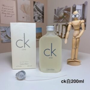 💹55✍️专柜版本
凯文克莱唯一200ml
Calvin Klein CK One,1994
品牌：凯文克莱
调香师：Alberto MorillasHarry Fremont
属性：中性香
香调：芳香柑橘调
前调：柠檬绿叶香柠檬菠萝橘子小豆蔻木瓜
中调：铃兰茉莉紫罗兰肉豆蔻玫瑰鸢尾小苍兰
后调：绿叶麝香雪松檀香木橡木苔茶叶
琥珀