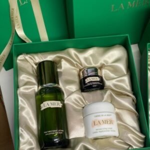 💹300✍️明通版本
海蓝 精品三件套,包含:精粹水150ml+浓缩眼霜15ml+经典面霜60ml.配手提袋