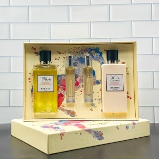 💹80✍️专柜版本
爱马仕大地之香四件套 丝巾身体乳 200ml 大地沐浴露200ml 试管香水15ml丝巾 大地 配礼袋+中文标 打12 件24