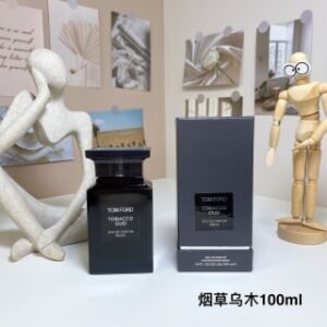 💹50✍️专柜版本
TOM FORD Tobacco Oud汤姆福特烟草乌木100ml 中性香水
香 调:木质香料调
【前 味】威士忌
【中 味】肉桂、香菜、辛香料
【后 味】沉香乌木、烟草、檀木、广藿香、
安息香、焚香、雪松、香草

一款为许多人带来欣喜，并以其烟草，沉香木，香辛料和木质气息的平滑组合而让人喜爱的香