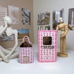 💹60✍️专柜版本
恩思恩热恋新款限量粉色双肩包75ml
MCM Crush,2024
品牌：恩思恩
属性：女香
香调：木质花香调
前调：梨粉红胡椒黑加仑蜂蜜
中调：木兰玫瑰牡丹
后调：雪松黄葵开司米木