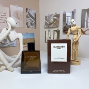 💹60✍️专柜版本
巴宝莉骏勇之心香精版（英雄）100ml
Burberry Hero Parfum,2024
品牌：博柏利
属性：男香
香调：木质东方调
前调：阿米香树花
中调：雪松
后调：莎草
