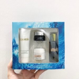 💹28✍️专柜版本
海蓝之谜水之泉小样四件套！内含：精粹水-洗面奶-面霜-眼霜。海蓝之谜小样礼盒套装小样！价格比起正装真的太美好！对于很多想要拯救自己肌肤，又怕花一万多买一套不适合自己的，福利来啦，这样滴小样套盒可以拿来用，适合自己用再去买正装，妥妥滴保险，主要功效：抗皱保湿补水，抗老化，提亮肤质暗沉，紧致皮肤，抗敏感💢