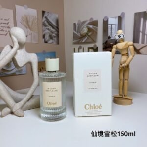💹55✍️专柜版本
北国雪松150ml
蔻依仙境花园系列-
Chloe Atelier des Fleurs Cedrus,2019
品牌:蔻依
调香师:Quentin Bisch
属性:中性香
香调:辛辣木质调
气味：小豆蔻木质香苔藓檀香木香根草