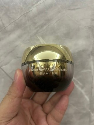 💹145✍️明通版本
原装瓶毛戈平鱼子酱涂抹面膜65g无盒实拍对比,看质地 特别细腻 品相好 日期都是到26-27年.原装瓶多多少少会有点瑕疵.介意勿下!