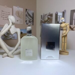 💹50✍️专柜版本
汤姆·福特灰色香根草100ml
TomFordGreyVetiver,2009
调香师：Harry Fremont
香调：辛辣木质调
前调：葡萄柚橙花鼠尾草
中调：肉豆蔻鸢尾根甜椒
后调：香根草木质香橡木苔琥珀