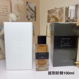💹65✍️专柜版本
纪梵希高定香水100ml！味道：披荆斩棘，狂放旋律，华丽羽翼，清澈淋漓，模棱两可，惊心动魄！