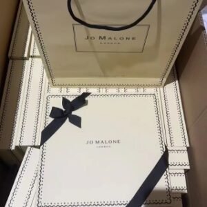 💹80✍️专柜版本
祖马龙新时代八件套 香水小样9ml蓝风铃 海盐 呵宠护手霜50ml英国梨 青柠 牡丹 黑石榴 ve润唇蜜15ml ve护手霜小样30ml 配礼袋+中文标 打16 件32