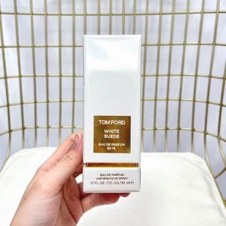 💹45✍️专柜版本,50-100ml 同价
汤姆福特TF限量版白瓶白麝香香水50ml
前调:玫瑰、藏红花、百里香
中调:茶、乳香、铃兰
后调:檀木、绒面革、琥珀、麝香
木质花香 低调像是体香 有种若即若离的感觉
也有一种久违、温暖的味道!