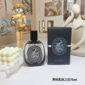 💹45✍️专柜版本
Diptyque蒂普提克香水黑标纸盒75ML！味道：Tam Dao檀道，Do Son杜桑，Philosykos无花果，L’ombre Dans L’eau水中影，爵梦，肌肤之花！