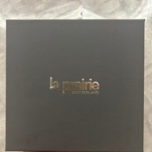💹850✍️明通版本
原装瓶LP莱珀妮白鱼子酱水三件套，包含：白鱼子酱精华200ML+白充盈眼霜20ML+白充盈面霜60ML.配手提袋. 23批.品相好.原装瓶多多少少有瑕疵，介意勿下！