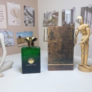 💹65✍️专柜版本
爱慕史诗男士100ml 老版包装
Amouage Epic Man,2009
品牌:爱慕
属性:男香
调香师:Randa Hammami
香调:木质东方调
前调:粉红胡椒乳香藏红花肉豆蔻小豆蔻
葛缕子桃金娘肉豆蔻仁孜然中调:没药天竺葵
后调:乳香沉香(乌木)皮革海狸香广蕾香
雪松檀香木安息香麝香