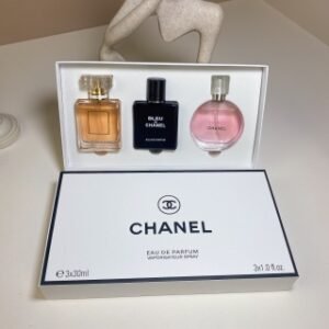 💹50✍️普通
香奈儿白盒中样三件套30ml×3个，带喷头，内含：白可小姐，蔚蓝男士，粉邂逅