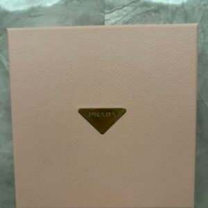 💹190✍️明通版本
PRADA普拉达粉云朵唇膏口红双色礼盒两件套，色号b101+b103.配礼袋，官网同步，送礼必备！