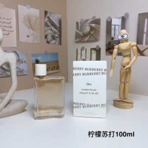 💹50✍️专柜版本
巴宝莉花与她逐梦伦敦（柠檬苏打）100ml
BurberryHerLondonDream,2020
品牌：博柏利
属性：女香
调香师：Maia LernoutJeromeDi Marino
香调：花香调
前调：柠檬生姜
中调：牡丹玫瑰
后调：麝香琥珀