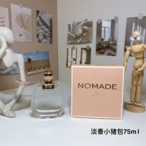 💹45✍️专柜版本
Chloe蔻依克洛伊寇依Nomade淡香小猪包恋旅流浪者女士香水EDT 75ml

香调一花香甘苔调
前调:荔枝
中调:小苍兰
后调:橡木苔
属性:女香
这里是咸湿的海藻类生物的感觉
加上熟透的果子是肉感满满那种性感
虽然味道算不上清透·甚至有点闷闷的
但就是感觉莫名的适合夏天
大概是酒红色的丝绒吊带裙和一顿与意中人的愉快晚餐
海风吹过丝丝缕缕都是暧昧的气息