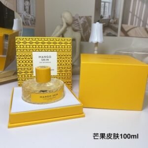 💹55✍️专柜版本
威伊尔芒果皮肤香水100ml！
Vilhelm Parfumerie Mango Skin,2018
品牌:威伊尔香氛
香调:花香果香调
前调:橙子芒果紫罗兰
中调:依兰鸡蛋花芒果花
后调：麝猫香麝香红酒黑加仑
属性:中性香
标签：热带水果果香花香甜麝香
木香柑橘脂粉