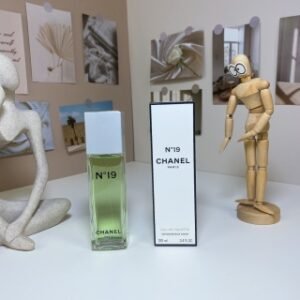 💹60✍️专柜版本
香奈儿19号淡香水100ml 长瓶
Chanel N19 EDT,1970
品牌：香奈儿 
调香师：Henri Robert
属性：女香 
香调：绿叶花香调
前调：白松香风信子香柠檬橙花油
中调：鸢尾花鸢尾根玫瑰铃兰水仙花茉莉依兰
后调：橡木苔香根草皮革雪松麝香檀香木