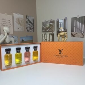 💹55✍️普通版本
LV路易威登中样四件套30ml×4个，带喷头，内含：风中玫瑰，巅峰，倚靠，闪耀