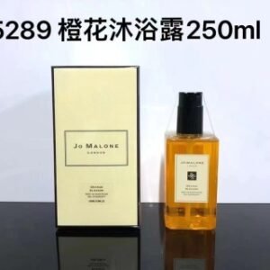 💹50✍️专柜版本
祖马龙沐浴露250ml！味道：橙花，牡丹，虞美人，英国梨，海盐，青柠，蓝风铃，杏桃花蜂蜜，红玫瑰，柚子，没药与冬加豆，柏树与葡萄藤，丝绒玫瑰，乌木佛手柑。