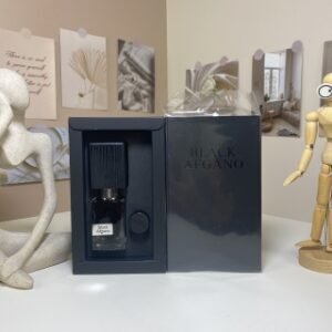 💹50✍️专柜版本
纳斯马图黑色阿夫加诺（黑色烟草）30ml
Nasomatto Black Afgano,2009
品牌：纳斯马图 
调香师：Alessandro Gualt.
属性：中性香 香调：芳香木质调
前调：山丝苗绿叶
中调：树脂木质香烟草咖啡
后调：沉香（乌木）焚香
