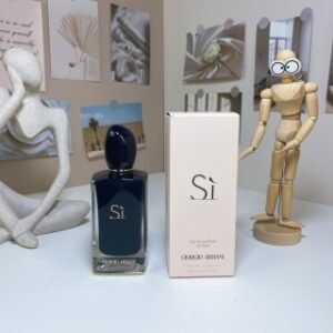 💹45✍️专柜版本
阿玛尼黑色挚爱浓香100ml
Giorgio Armani Si Intense,2014
品牌:阿玛尼
调香师:Julie Masse
属性:女香
香调:果香西普调
前调:黑加仑醋栗叶小苍兰橘子香柠檬
中调:玫瑰桂花橙花油艾蒿
后调:香草广藿香木质香降龙涎香醚