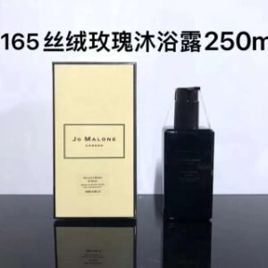 💹50✍️专柜版本
新版祖马龙沐浴露馥郁250ml/味道：丝绒玫瑰，没药与冬加豆，柏木与葡萄藤，乌木与佛手柑！