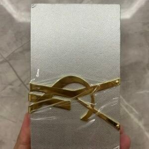💹105✍️专柜版本
💹145✍️明通版本
YSL圣罗兰金银七夕珍藏礼盒口红唇釉礼盒两件套.色号：金银细管口红77#+黑管唇釉416#.配手提袋，到货不多，价格小贵！