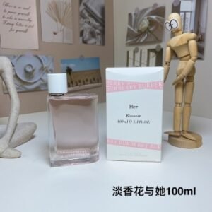 💹50✍️专柜版
Burberry博柏利巴宝莉花与她绽放淡香水100ml  EDT Blossom Her
Blossom 100 ml
香调:花香果香调
前调:橘子粉红胡椒
中调:梅花牡丹
后调:麝香檀香木
属性:女香
标签:花香清新麝香柑橘玫瑰