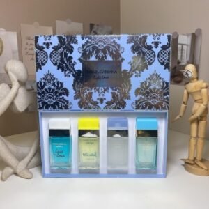 💹55✍️专柜版本
DG杜嘉班纳女士中样四件套30ml×4，带喷头，内含：浅蓝女士，逸蓝迷情女士，意式风情，浅蓝爱就是爱