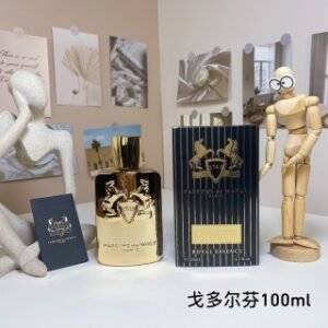 💹60✍️专柜版本
玛丽之香戈多尔芬100ml
Parfums de Marly Godolphin, 2010
品牌：玛丽之香
调香师：Michelle Saramito香调：皮革调
属性：男香
前调：果香藏红花马黛茶百里香柏树绿叶
中调：玫瑰鸢尾根茉莉
后调：皮革琥珀香根草雪松麝香香草