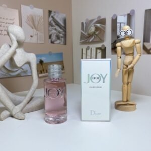 💹45✍️专柜版本
Dior迪奥Joy悦之欢EDP浓香水90ML， 一款花香型木质麝香调的女用香水。 
前调是香柠檬和橘子; 
中调是格拉斯玫瑰（蔷薇）和茉莉;
基调是檀木, 雪松, 白麝香和广藿。