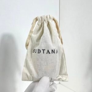 💹38✍️专柜版本
sudtana面部精华30ml 布袋装❗️章小蕙sudtana姜黄面部精华油30ML皮肤不稳定的集美可以试试这瓶其他的普通抗敏敏产品只能”治标
这瓶我觉得还蛮“治本的‘
里面的姜黄成分
就是专门针对修护皮肤屏障的我自己最大的感觉就是用了一段时间来姨妈前的爆痘泛红真的改善很多而且皮肤素颜状态有种饱满透亮感
这个可以直接拍打上脸使用
我比较喜欢搭配刮痧板可以促进淋巴排水。